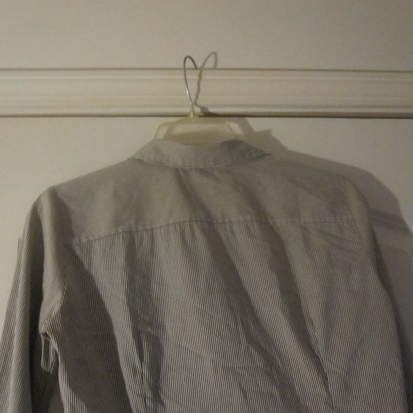 H&M Women's Button Front Shirt.Low Cut V-Neck. Gray/White Stripes LS  Size 8 - Picture 6 of 7